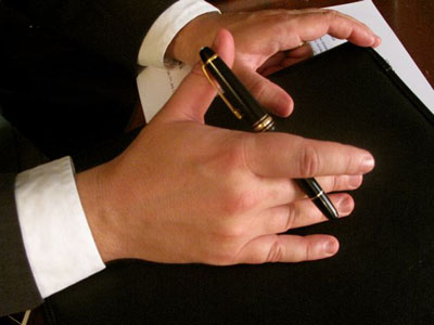 Hands_Pen_Interviewing